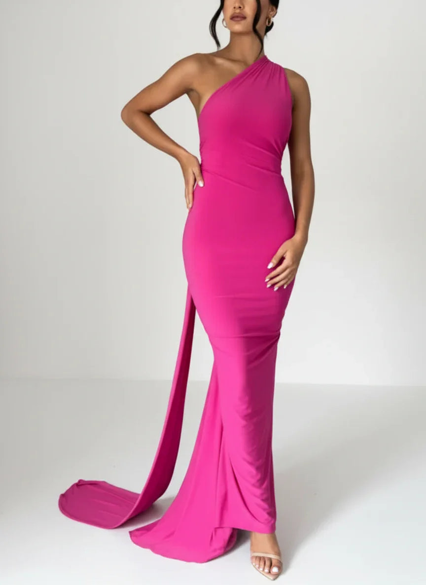 Vestido largo asimétrico con cola lateral – Medianoche Porteña